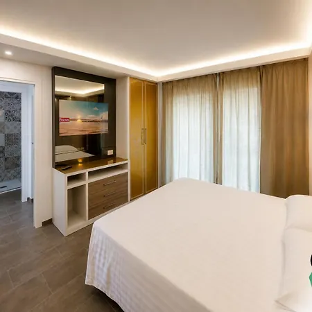 Hotiday Aparthotel 4*